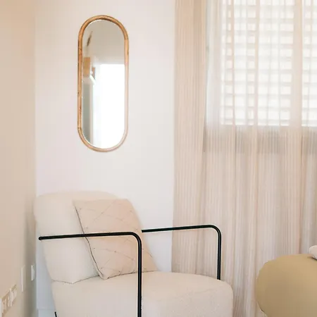 Stylish 2br Pool & Balcony *