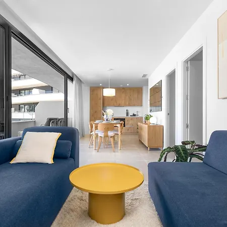 Stylish 2br Pool & Balcony *