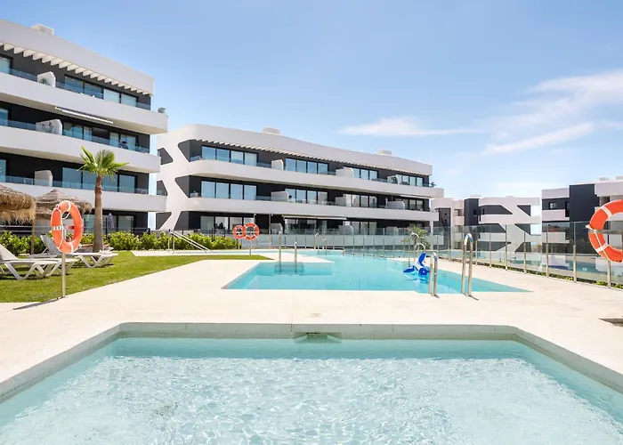 Stylish 2br Pool & Balcony Apartament