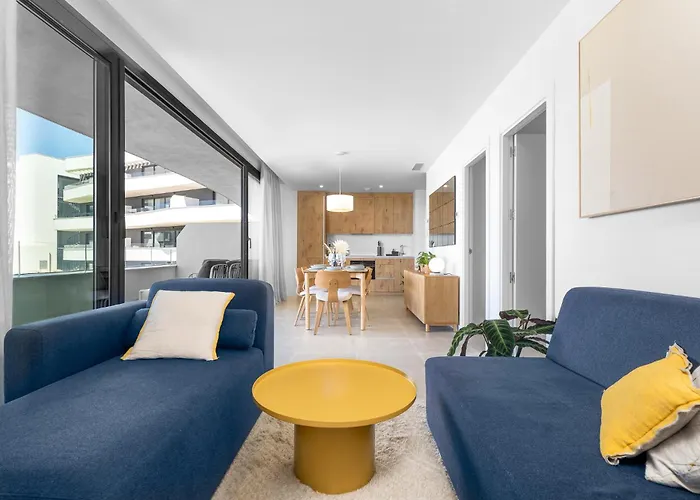 Stylish 2br Pool & Balcony *