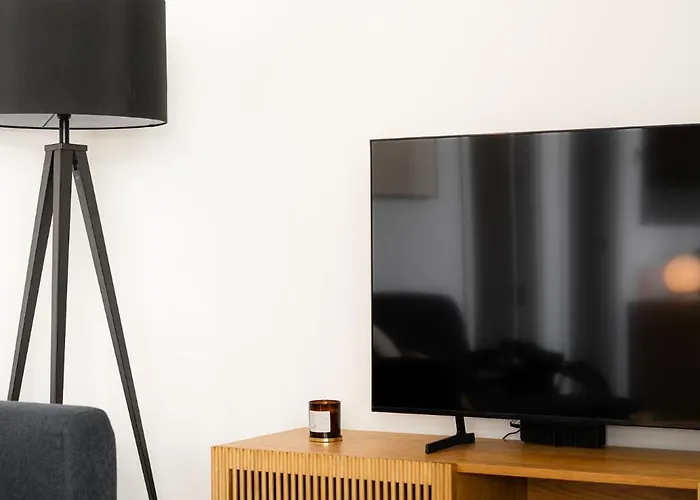 Stylish 2br Pool & Balcony