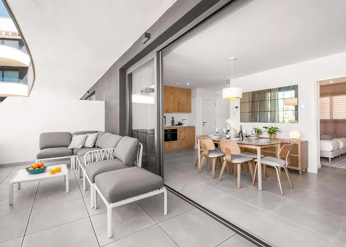 Stylish 2br Pool & Balcony Apartament *