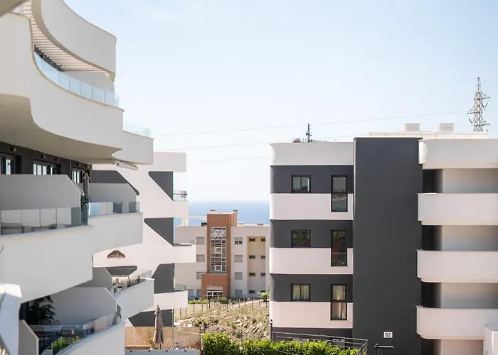 Stylish 2br Pool & Balcony