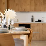 Апартаменти Stylish 2br Pool & Balcony *