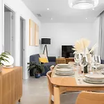 Апартаменти Stylish 2br Pool & Balcony *