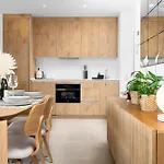 Stylish 2br Pool & Balcony *