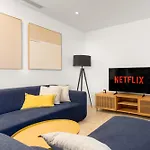 Stylish 2br Pool & Balcony Апартаменти