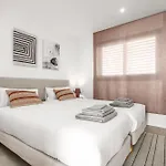 Stylish 2br Pool & Balcony *