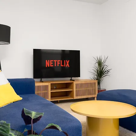 Stylish 2br Pool & Balcony