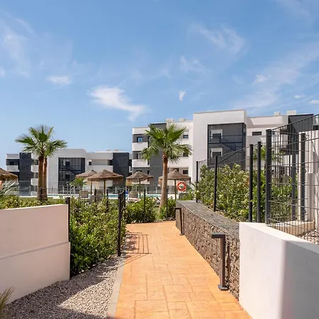 Stylish 2br Pool & Balcony Apartment *