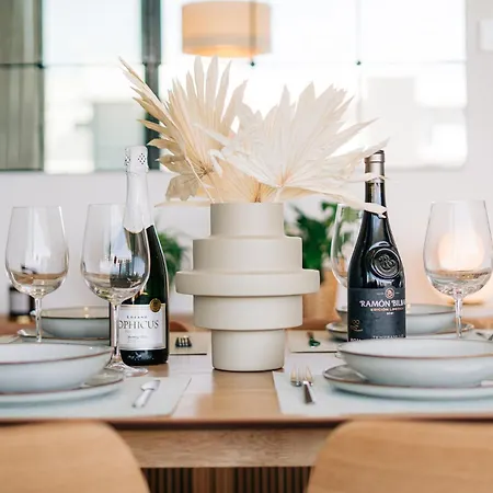 Appartement Stylish 2br Pool & Balcony *