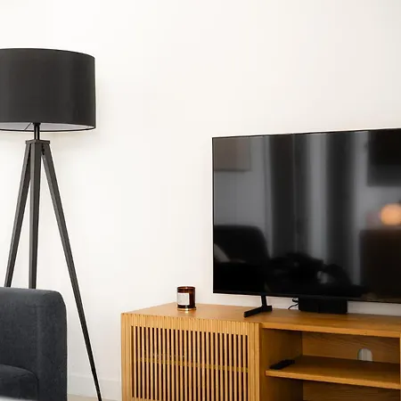 Stylish 2br Pool & Balcony