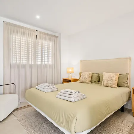 Stylish 2br Pool & Balcony Apartment
