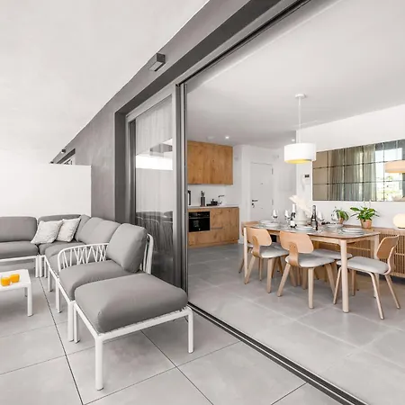 Stylish 2br Pool & Balcony Apartment *