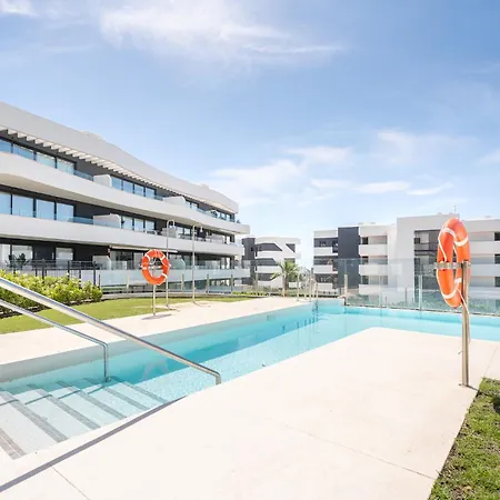 Stylish 2br Pool & Balcony Apartment *