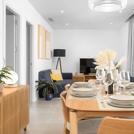 Apartment Stylish 2br Pool & Balcony *
