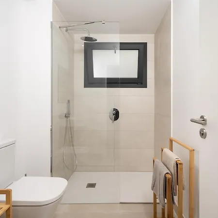 Stylish 2br Pool & Balcony Apartment *