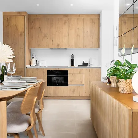 Stylish 2br Pool & Balcony *