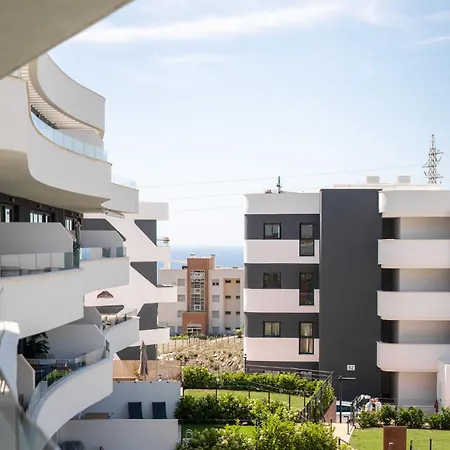 Stylish 2br Pool & Balcony