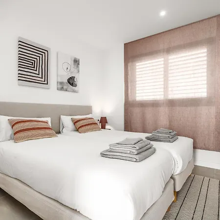 Stylish 2br Pool & Balcony *