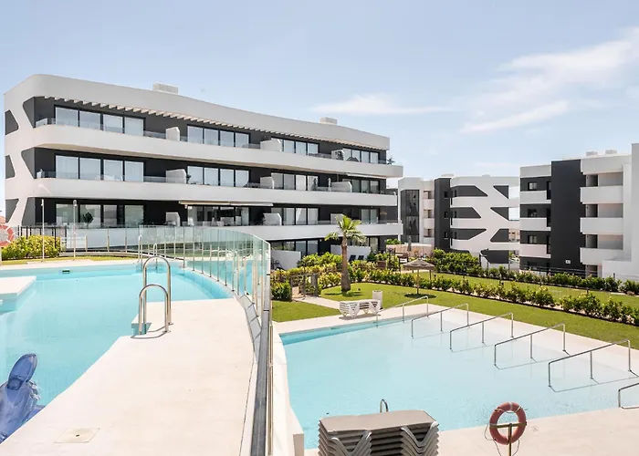 Stylish 2br Pool & Balcony