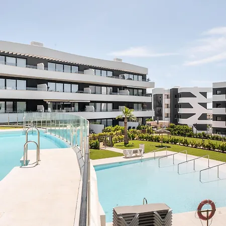 Stylish 2br Pool & Balcony