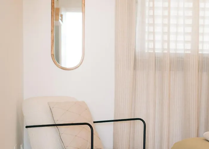 Stylish 2br Pool & Balcony *