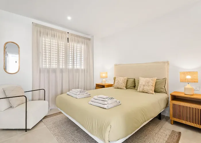 Stylish 2br Pool & Balcony Apartment