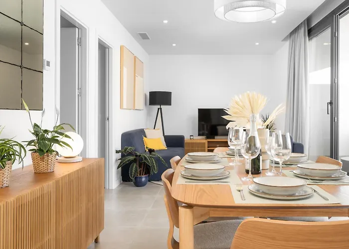 Apartment Stylish 2br Pool & Balcony *