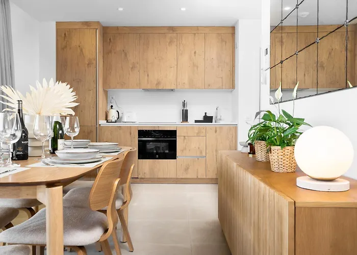 Stylish 2br Pool & Balcony *