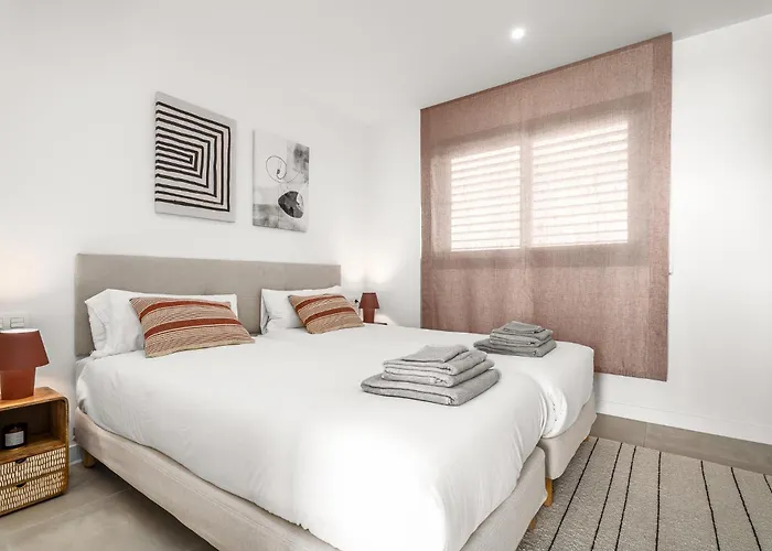 Stylish 2br Pool & Balcony *